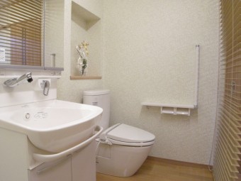 大き目の洗面室にトイレを設置 大き目の洗面室にトイレを設置